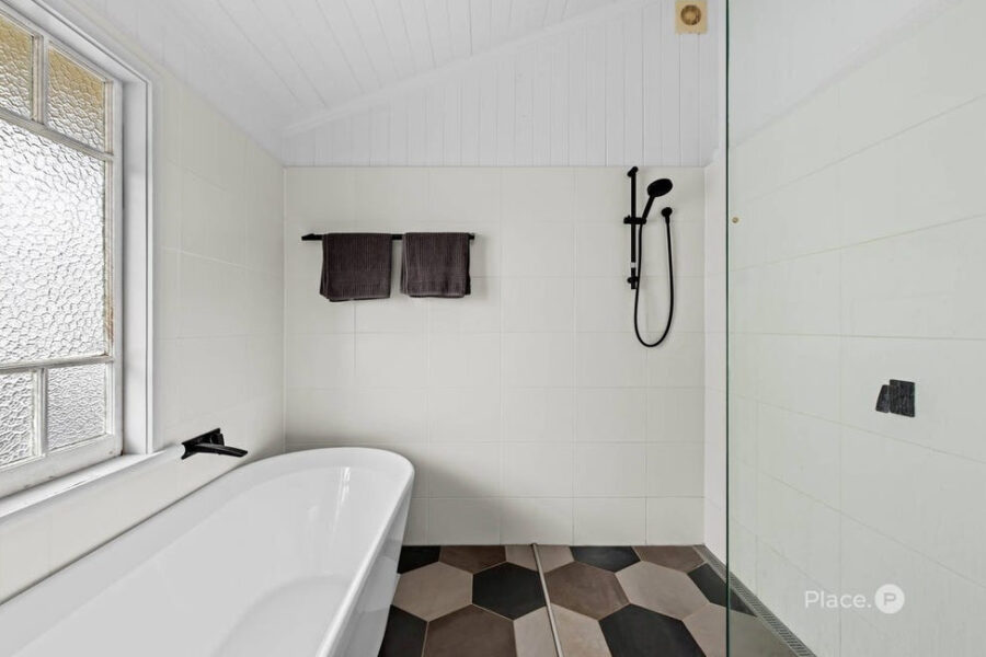 18 Hipwood St Norman Park , QLD 4170 Australia