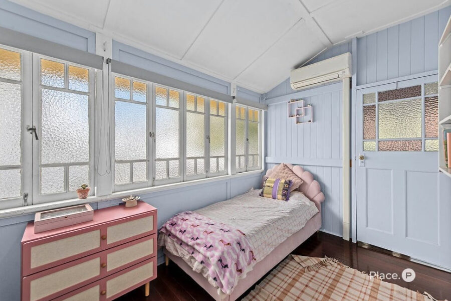 18 Hipwood St Norman Park , QLD 4170 Australia