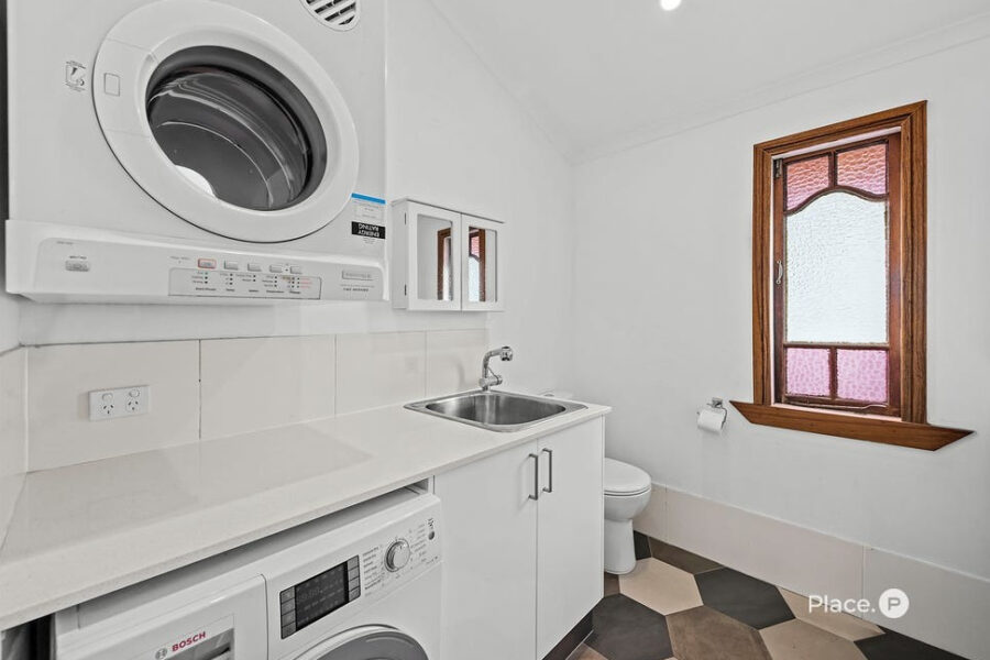 18 Hipwood St Norman Park , QLD 4170 Australia