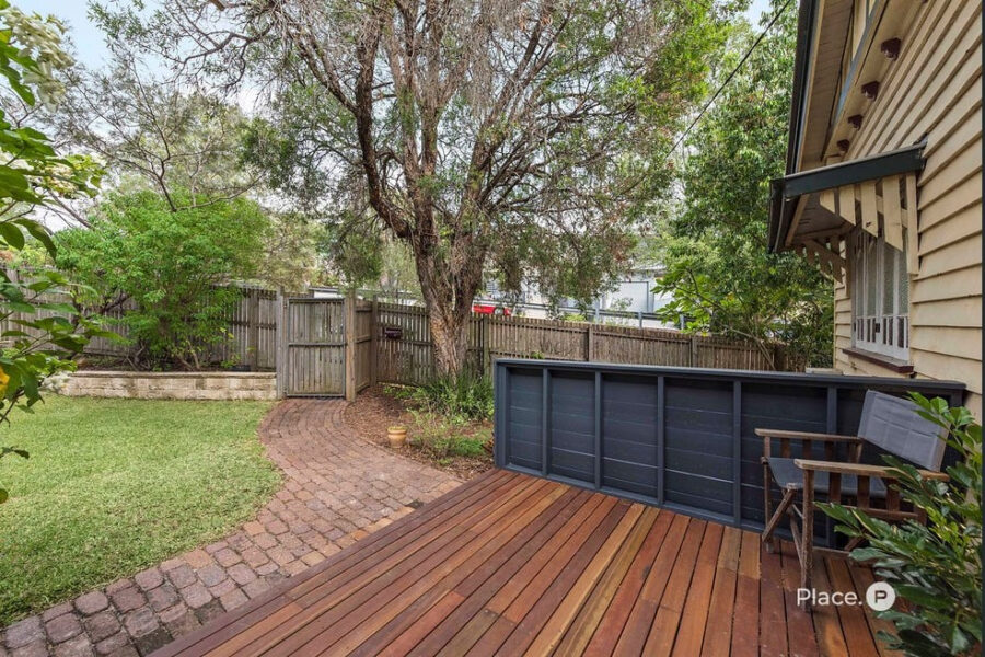 18 Hipwood St Norman Park , QLD 4170 Australia