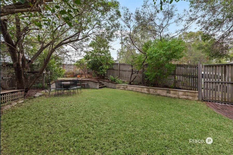 18 Hipwood St Norman Park , QLD 4170 Australia
