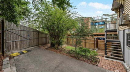 18 Hipwood St Norman Park , QLD 4170 Australia