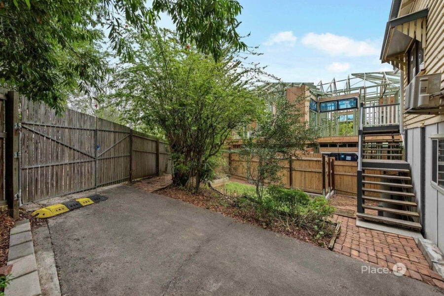 18 Hipwood St Norman Park , QLD 4170 Australia