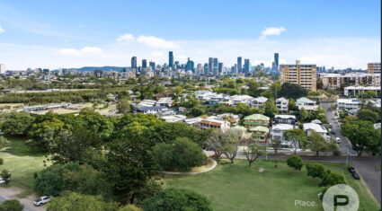 18 Hipwood St Norman Park , QLD 4170 Australia