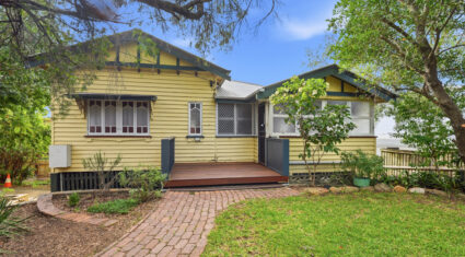 18 Hipwood St Norman Park , QLD 4170 Australia