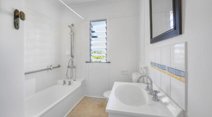 10 Redwood St Stafford Heights , QLD 4053 Australia
