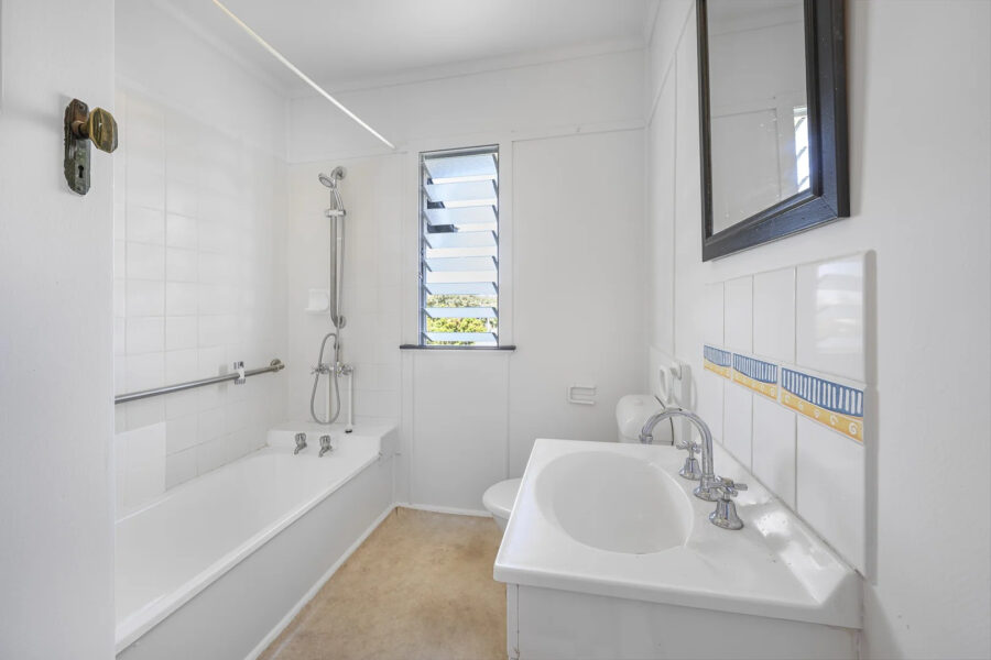 10 Redwood St Stafford Heights , QLD 4053 Australia