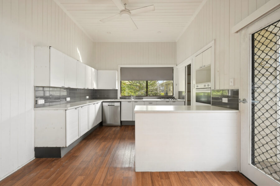 18 Hipwood St Norman Park , QLD 4170 Australia