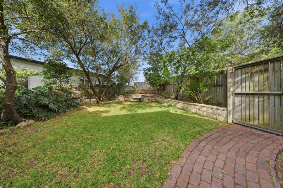 18 Hipwood St Norman Park , QLD 4170 Australia