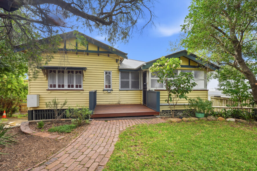 18 Hipwood St Norman Park , QLD 4170 Australia
