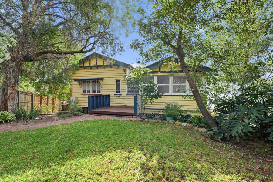 18 Hipwood St Norman Park , QLD 4170 Australia