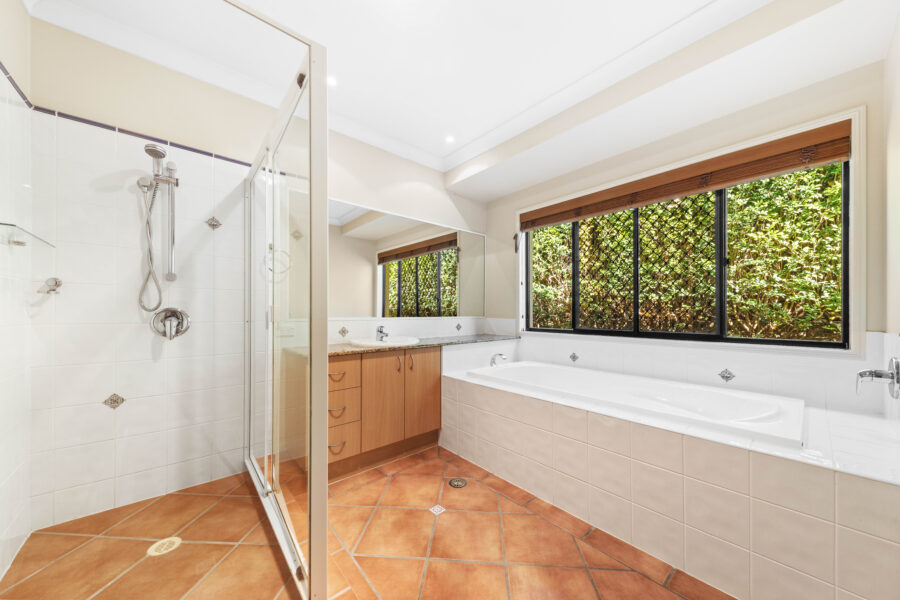 12 Cowal Cl Westlake , QLD 4074 Australia