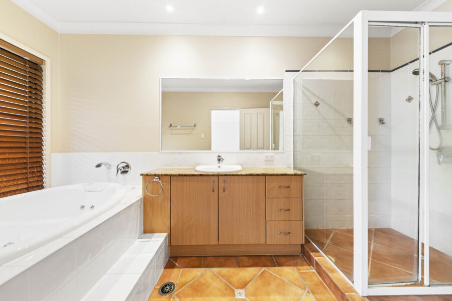 12 Cowal Cl Westlake , QLD 4074 Australia