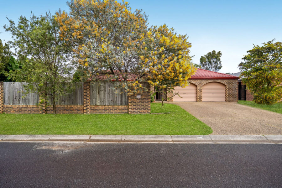 6 Codford Pl Chapel Hill , QLD 4069 Australia