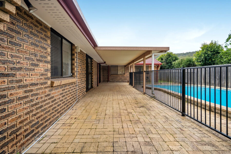 6 Codford Pl Chapel Hill , QLD 4069 Australia