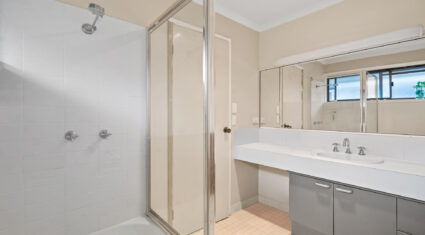 6 Codford Pl Chapel Hill , QLD 4069 Australia