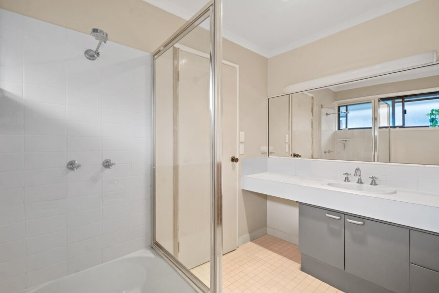 6 Codford Pl Chapel Hill , QLD 4069 Australia