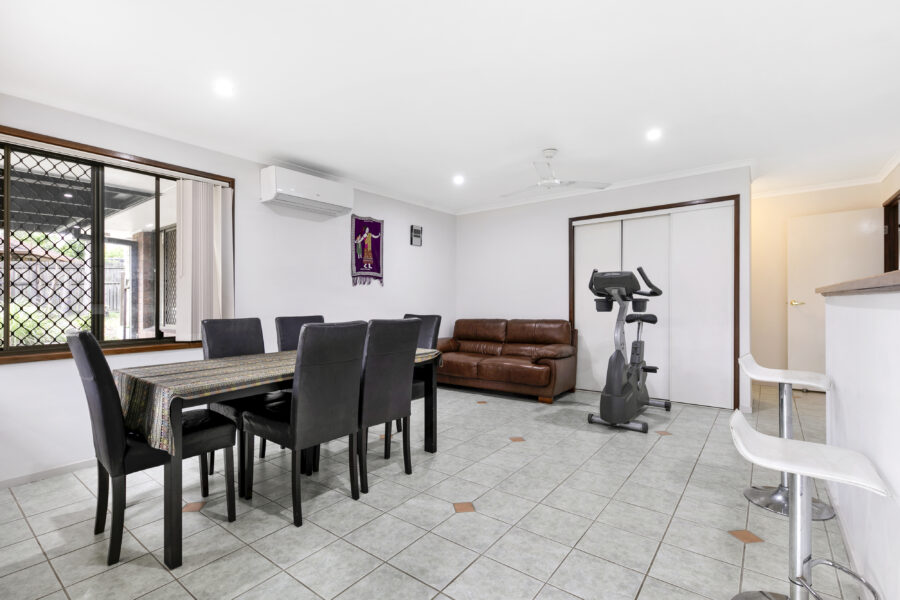 25 Cressbrook Street FOREST LAKE , QLD 4078 AU