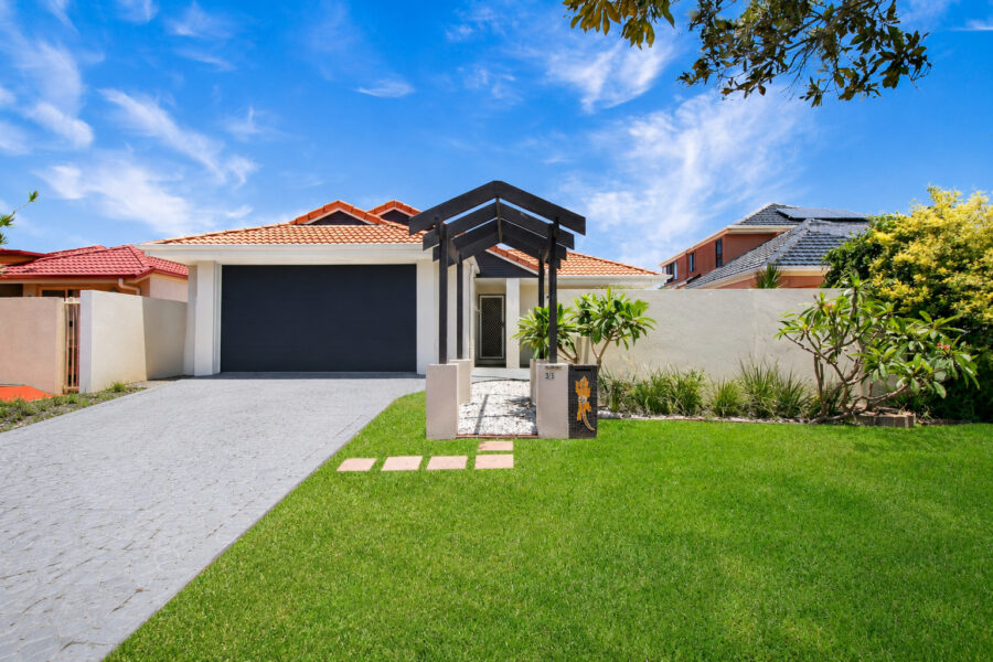 35 Dugong Crescent BANKSIA BEACH , QLD 4507 AU